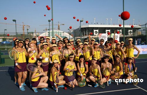 图:中网公开赛"啦啦美少女"在球场体验网球