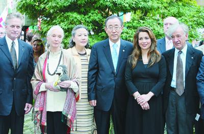 综合 正文     9月21日,联合国秘书长潘基文(前排右三),潘基文夫人