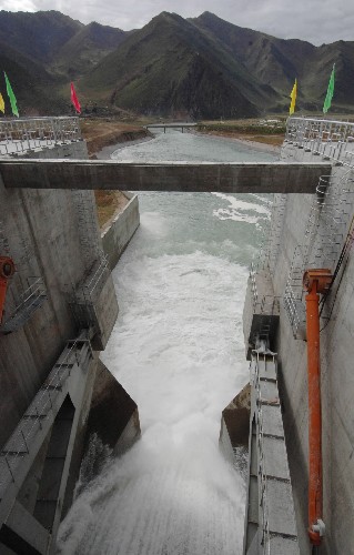 拉萨河直孔水电站投产发电