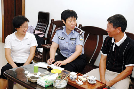 社区民警王秀兰出马 麻瘾女人再不碰麻将了
