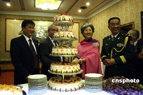 图为中国驻英大使傅莹(右二)与华人华侨一起切"生日"蛋糕.