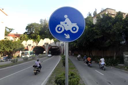 许多摩托车骑手却熟视无睹,照样从机动车道通行