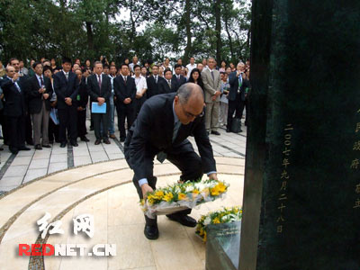 【首发】国际义人何凤山叶落归根 纪念墓地落成益阳_新闻中心_新浪网