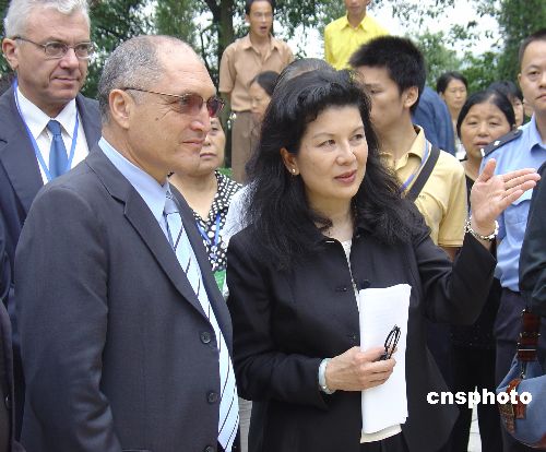 以色列驻华大使安泰毅(左),何凤山女儿何曼礼(右).