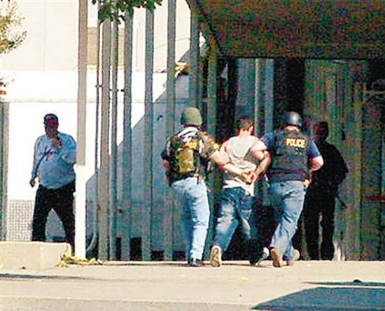 17岁少年持枪劫31人质