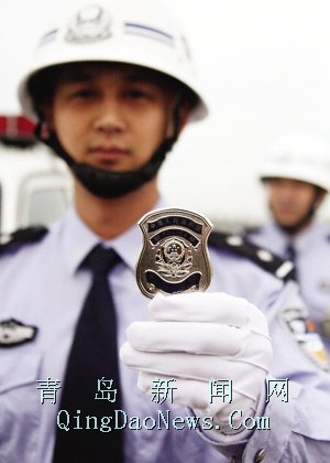 督察标志为不锈钢质地的银色督察徽章,正面以警徽图样为设计中