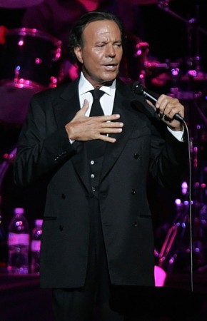 胡里奥献唱圣地亚哥