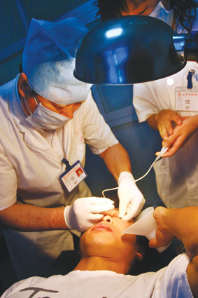 热心医生优费治眼疾