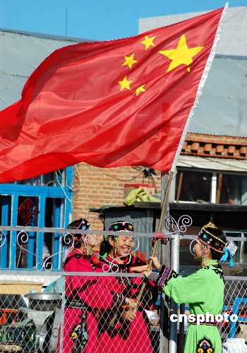 图:鄂伦春族村民挂国旗迎接"十七大"召开