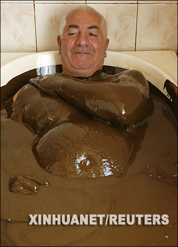 阿塞拜疆疗养院推出神奇"石油浴"(组图)