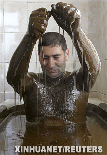 阿塞拜疆疗养院推出神奇"石油浴"(组图)