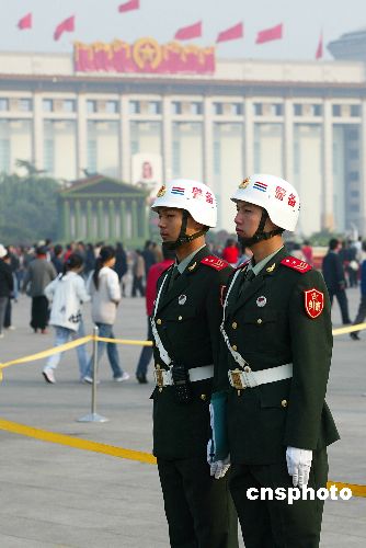 中共十七大召开期间,解放军纠察士兵在天安门广场检查军容军纪.