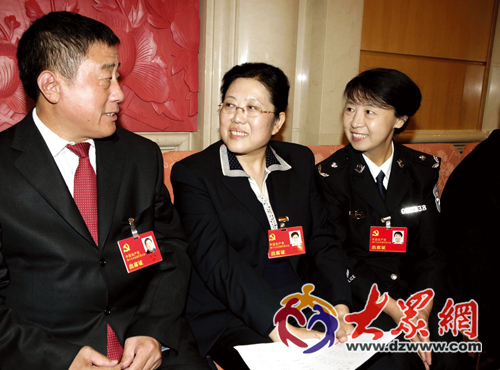 贾广顺,赵毅新,范素云(自左至右)等来自基层的代表在热烈讨论报告