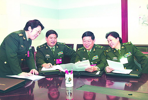 十七大代表解放军总医院院长秦银河,第三军医大学政委高福锁,解放军