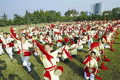 图文:青山组建500人腰鼓队