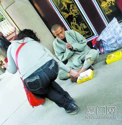 假和尚靠着大庙好讨钱