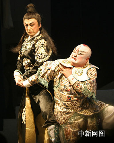 图为京剧《李龙爷》中李龙在东北黑龙江除恶龙白蛟的场景.