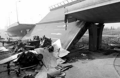 包头一段高架桥断裂翻塌