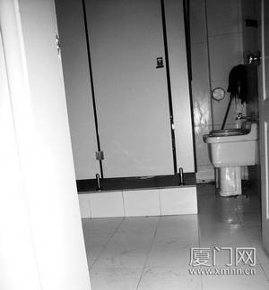女员工上卫生间 男员工望风