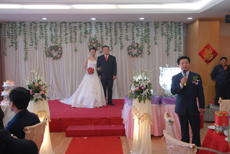 这场婚礼挺别致儿子结婚典礼老爸上台主持图