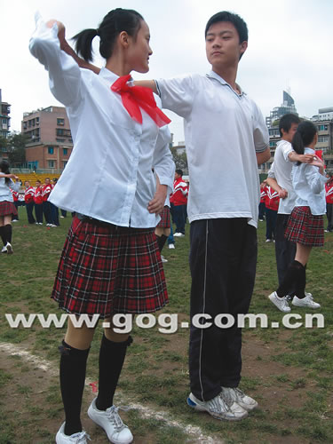 综合 正文         贵阳十中2000余名学生齐跳集体舞   金黔在线讯