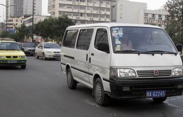 今日起9座以上客车开始挂黄牌