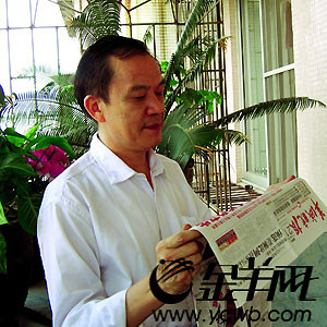 洪灾中"老新闻"历险抢新闻