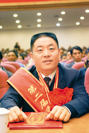 黄建国,万州区罗田镇新华村人,江苏省常熟市金鱼服装公司总经理