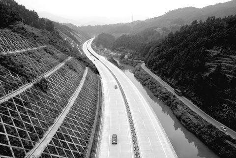 width=imgwidth;}">   邵怀高速公路与320国道相伴前行,在青山秀水间