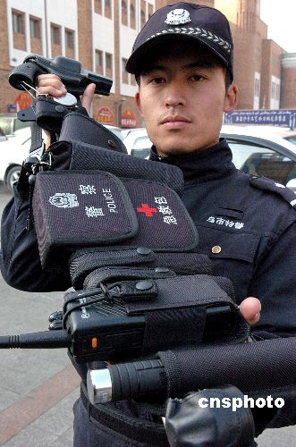 乌鲁木齐特警配最新警用装备街头巡逻