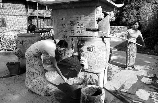 银井寨位于中缅边境,国境线将一个傣族村寨一分为二,中方一侧的称为银