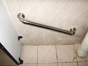 公厕蹲位安扶手老人如厕不再难