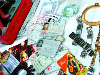 地摊上,有效的居民身份证和其他所谓收藏品摆放在一起公开出售,身 