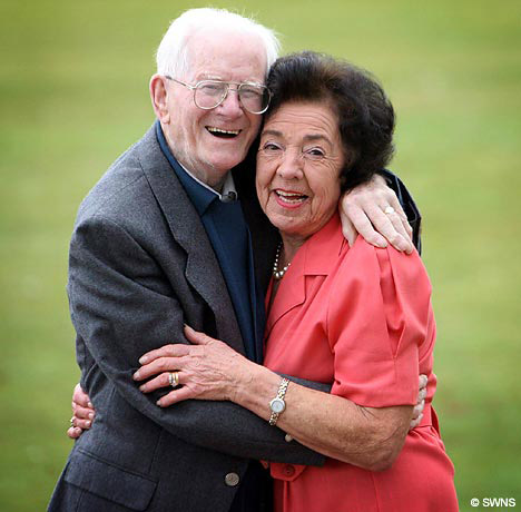 [独家]英93岁老头与84岁老太认识3天就闪婚(2)