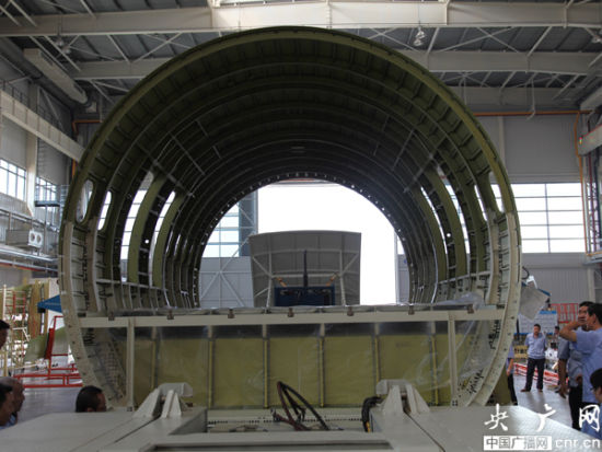 c919大型客机中机身/中央翼,副翼部段在西飞交付