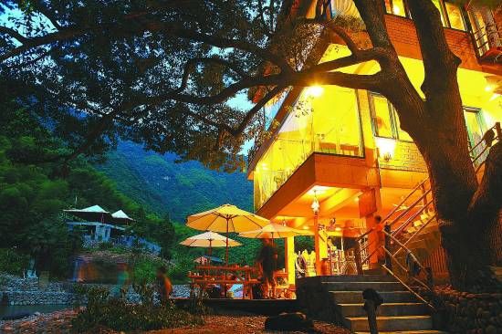 富春江石舍香樟 图片由桐庐县旅游委员会提供   凭借好山,好水,好