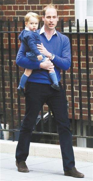小公主诞生后，威廉王子带着大她20个月的哥哥乔治小王子前往医院探望。