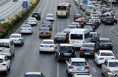 昨日，三环主路靠近双井桥出口处，一些机动车轧实线变道。新京报记者 王嘉宁 摄