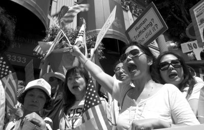 5月1日，正在美国访问的安倍晋三在洛杉矶出席日美经济论坛并发表演讲。洛杉矶华侨华人和韩裔美国人 在洛杉矶市中心千禧酒店外抗议。示威者要求日本正视历史，就二战侵略暴行道歉。新华社发