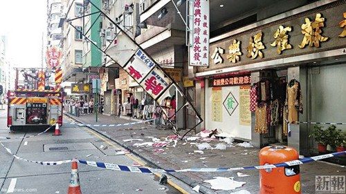 香港一大广告牌塌落 伤路人(图)