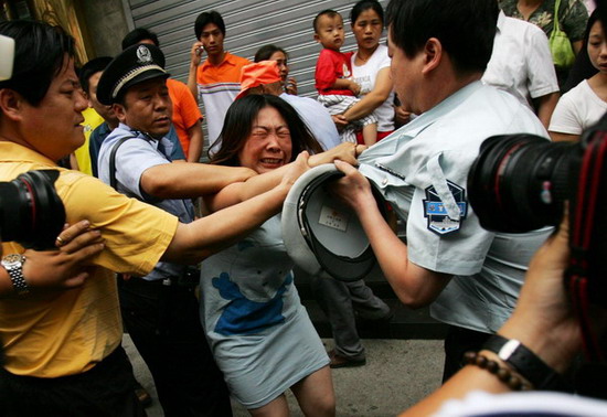 女摊主和执法人员发生冲突
