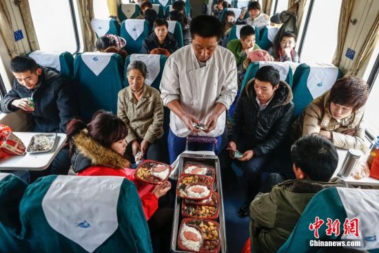 其实，在春运期间，火车上想要买到2元以下矿泉水15元以下盒饭并非易事。