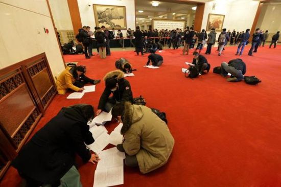 两会报道追明星的现象今年少了，无论对媒体对社会，都是好事