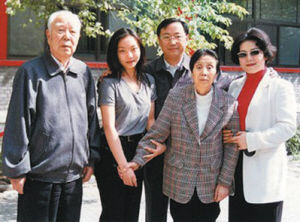 万里与家人：万里（左一）、边涛（万里夫人，左四）、万季飞（万里四子）、王晓民（万季飞妻子）和万宝宝（万里孙女）