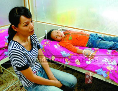 发高烧的小女孩总算打上吊针