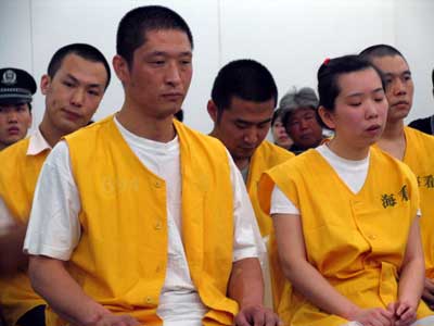 碰瓷团伙两年车祸百起团伙六嫌犯集体受审