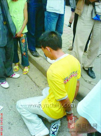 昨日下午两点半,两位便衣警察在昆明市环城南路上抓获一名手机窃贼.