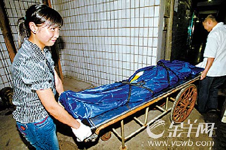 女学生推着尸体,进入50多米的走廊