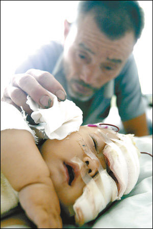 "15日中午1时许,酉阳县麻旺镇沙堡村6组,一男子手持双刀,接连砍倒23个