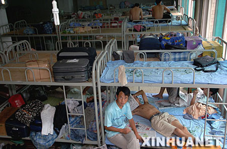 高校将图书馆改为宿舍 一间大房子住上百人(图)